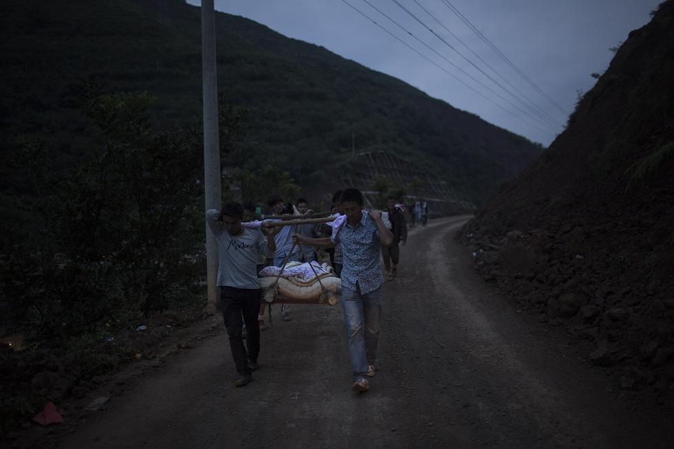 组图:云南鲁甸村民为地震遇难家属守夜