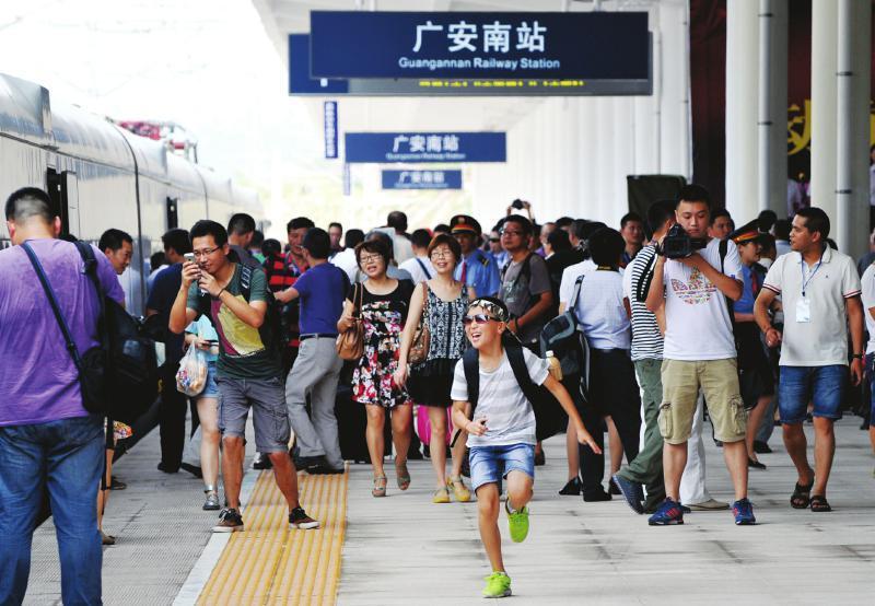 8月8日,在广安南站,一名小朋友高兴地跑向动车.  /   隐藏 查看图注