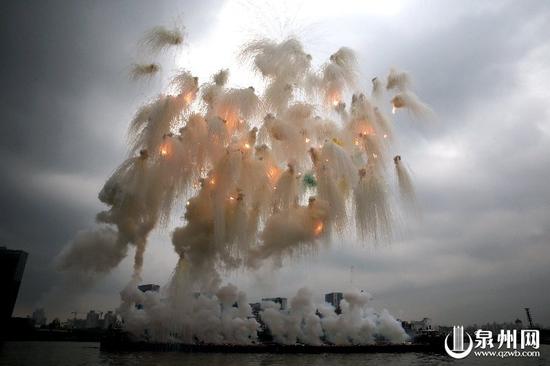 蔡国强在上海滩点燃白天焰火 黄浦江掀九级浪 - 平凡刺桐 - 平凡刺桐