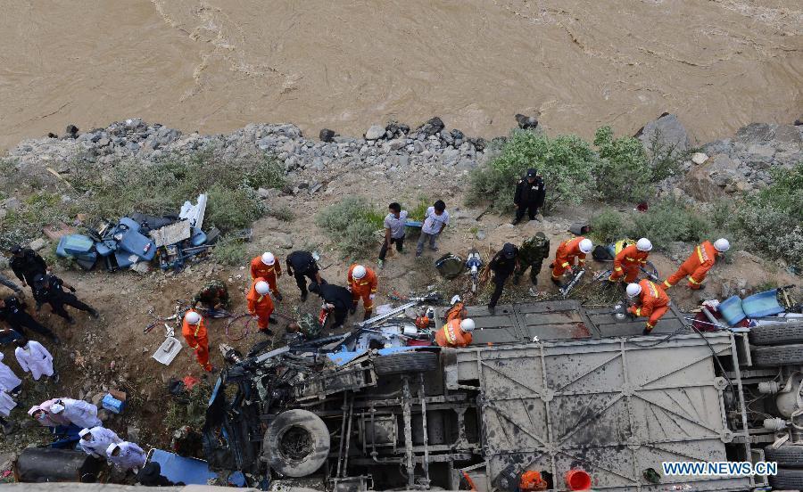 318国道拉萨到日喀则方向的尼木县段40多人旅游车发生车祸