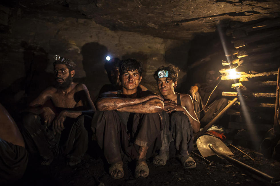 新闻 正文 在巴基斯坦的旁遮普地区,很多煤矿工人在地下矿井中采矿