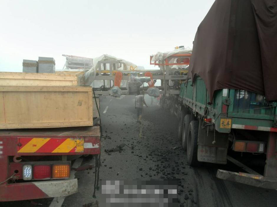 高清图—天津大雾致使长深高速天津汉沽段60多辆车发生相撞事故