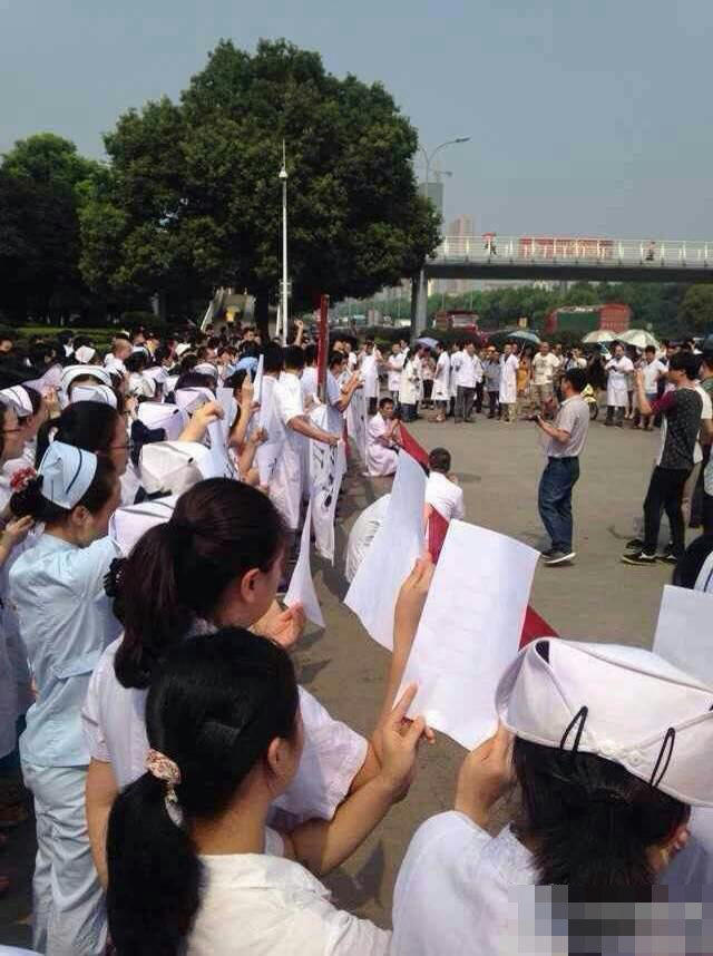 岳阳市二人民医院医生静坐市政府抗议患者家属暴力伤医