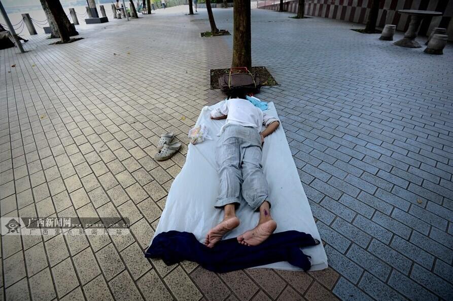 建筑工人午休时光 木板做床垫砖头当枕头(组图