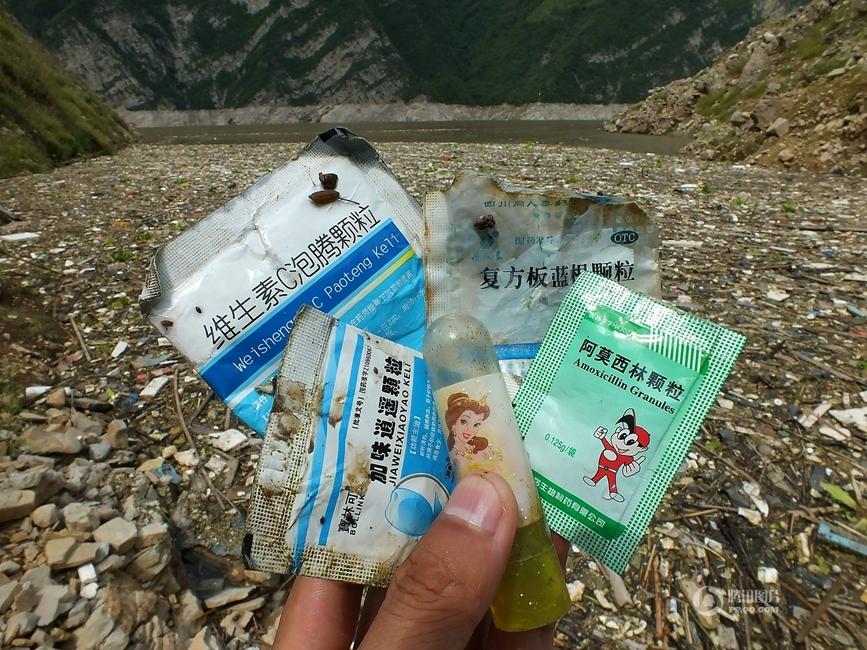 长江三峡水库部分水湾漂浮垃圾聚集