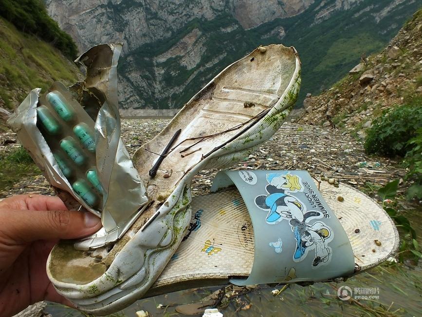 长江三峡水库部分水湾漂浮垃圾聚集