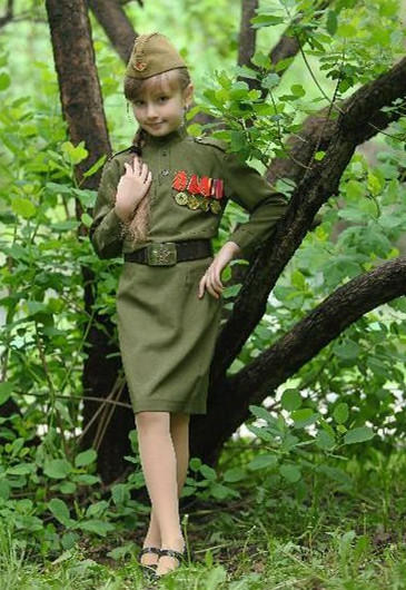 组图:俄罗斯长腿小萝莉扮成苏军玩军装秀