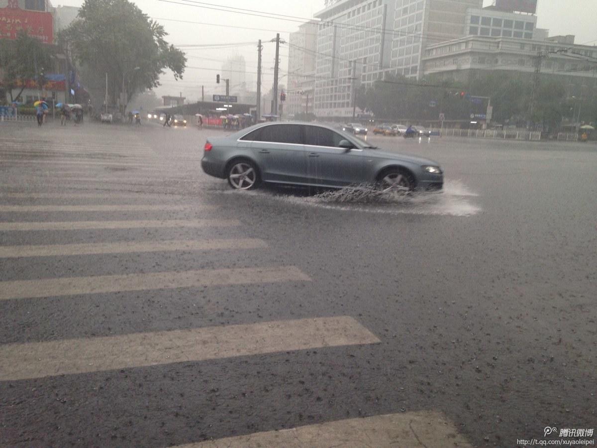 组图:北京多地暴雨如注 路面积水严重-比较严重