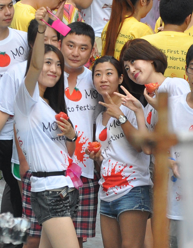 8月31日,沈阳胜利大街商业步行街一些青年男女正在进行"西红柿大战"