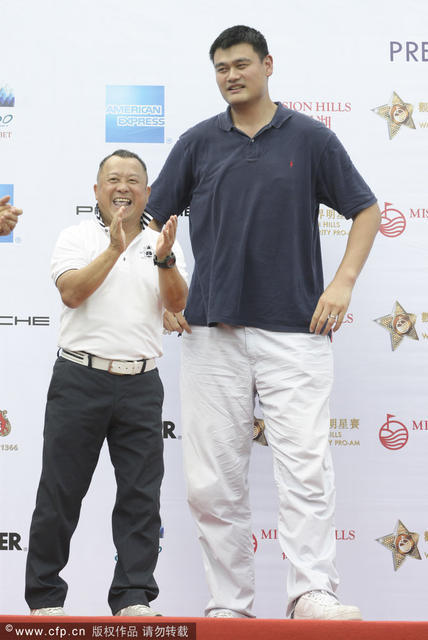 高清:姚明曾志伟同台出席活动 现最萌身高差
