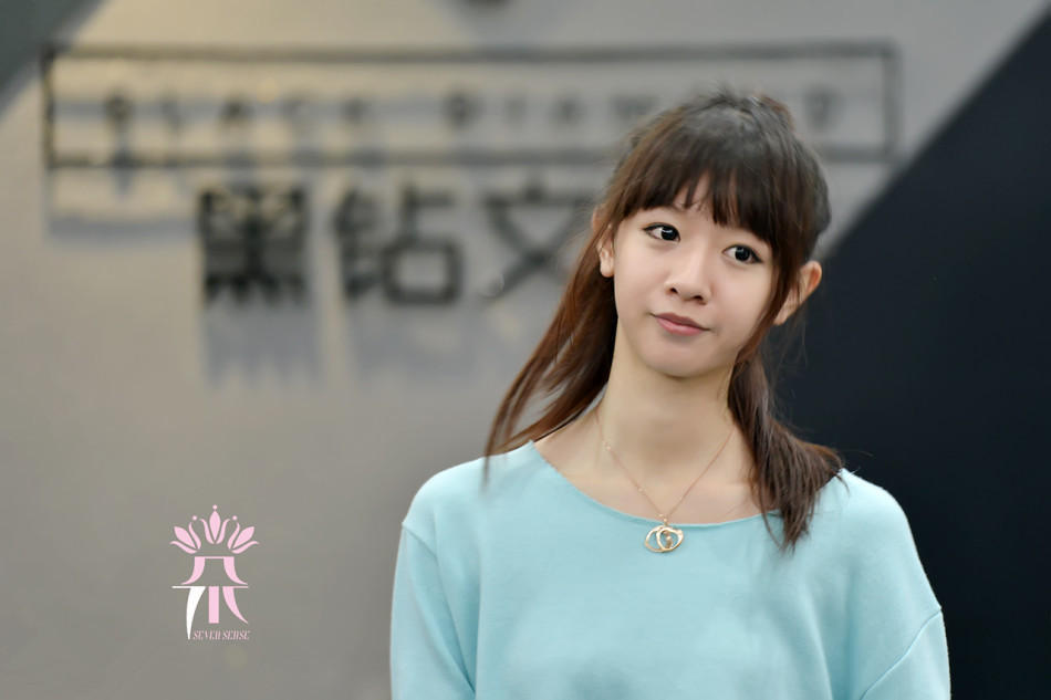 清纯校花刘木子代言网游拍校园写真