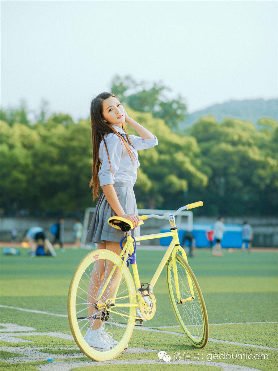 搏击美女主持因一字马走红|湖南妹子周薇因一