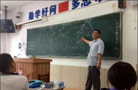 组图:中学历史老师手绘世界地图被称"神技"