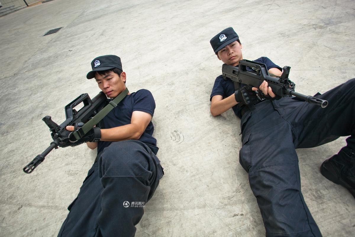 女特警之贩卖人口_中国人的一天 女特警储晶君