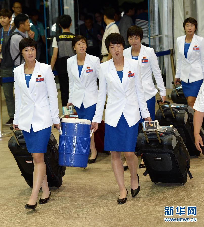 2014仁川亚运会朝鲜代表团抵韩 女选手相貌天