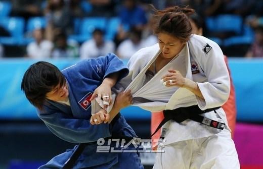 韩国衣服柔道玩具被撕裂a衣服露美女胸衣(图)-紫色体育秋千的制作方法图片
