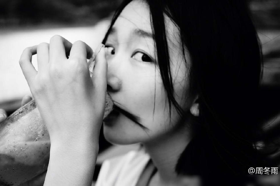 周冬雨抓拍美照 黑白特写尽显文艺(2)