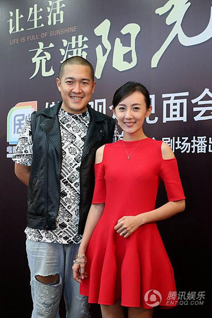 《让生活充满阳光》到沪 吕丽萍儿子儿媳亮相