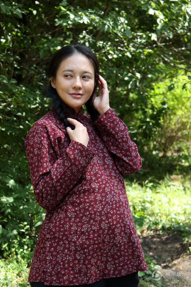把"村姑"老土造型诠释得透彻极致,扮丑的情况下甚至发微博自黑丑到连