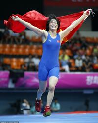 高清:自由式摔跤女子75公斤级 中国周凤夺冠