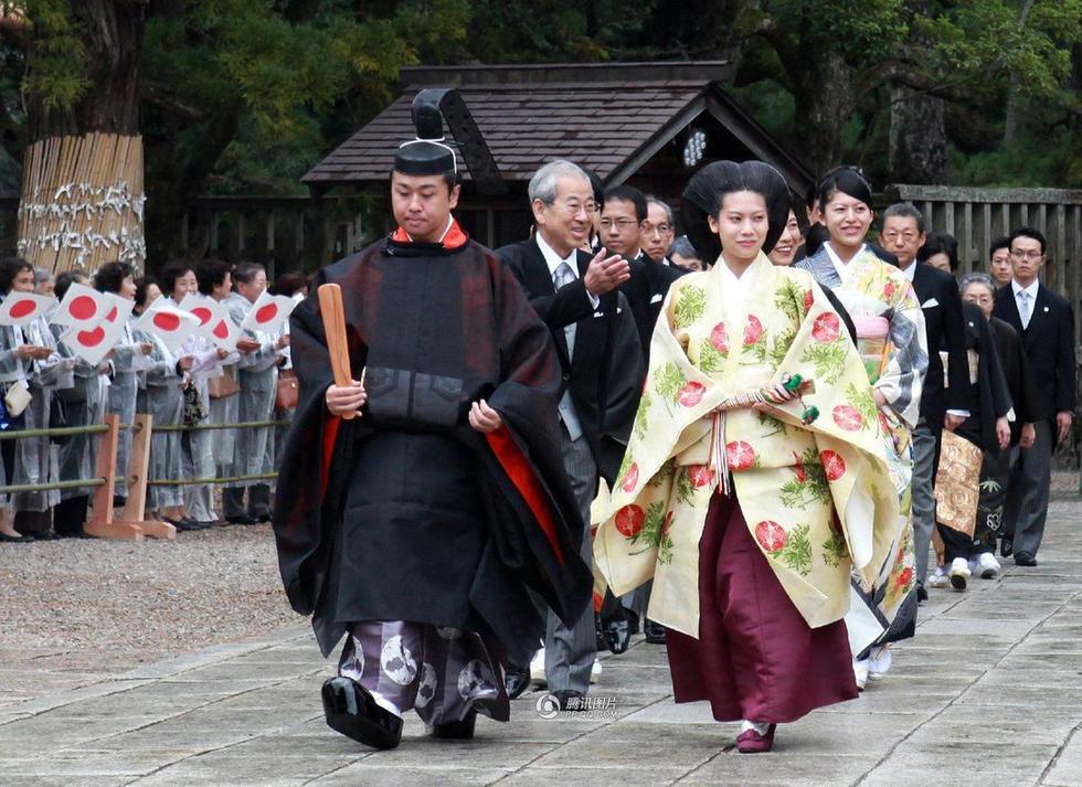 日本公主下嫁平民 着传统礼服亮相