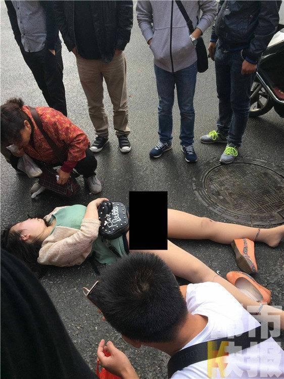 一名年轻女子过马路时被一辆912路公交车撞飞,女子当场倒地,失去意识