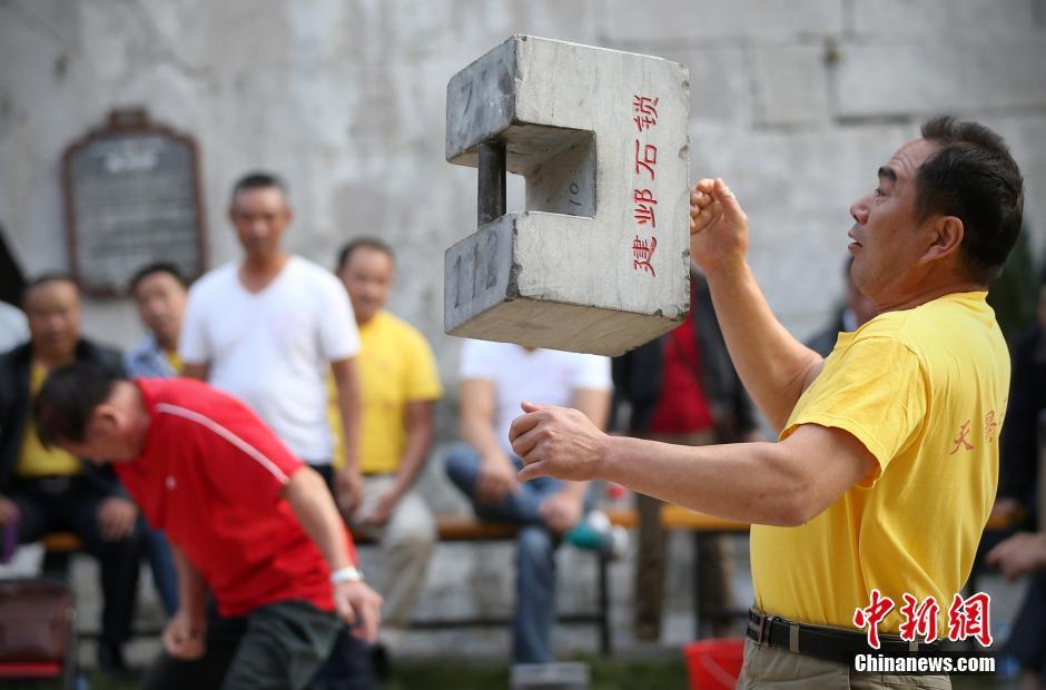 民间大力士秀绝技 掷百余斤重石锁