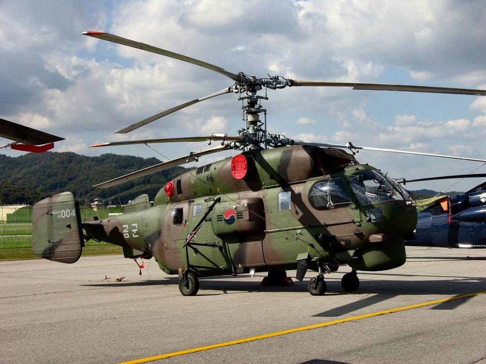 组图:韩军卡32直升机坠毁在稻田里