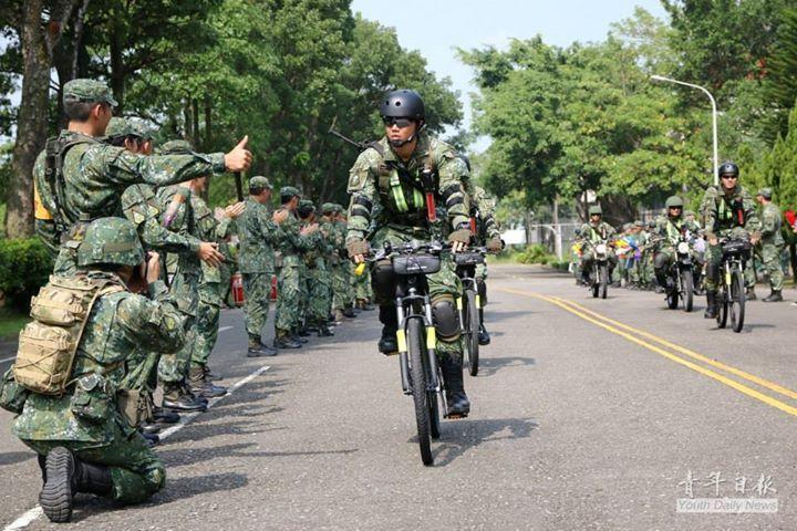 台特种兵骑自行车展开500公里拉练