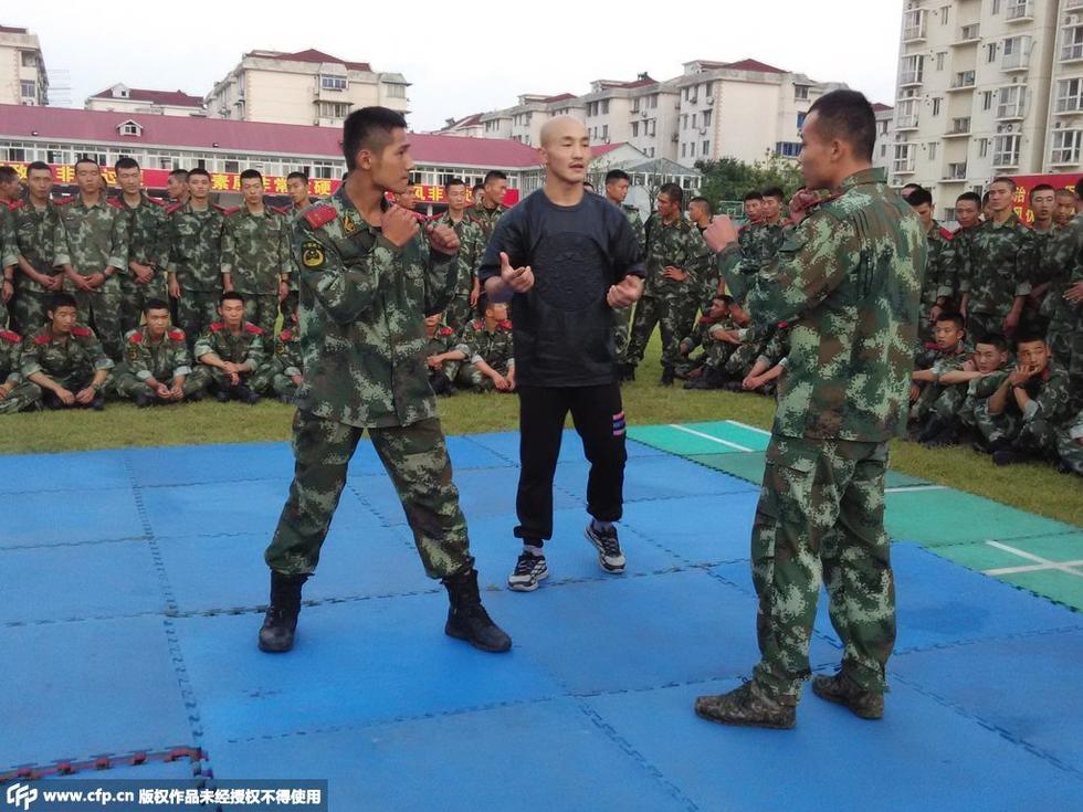 这是武僧一龙连续三年应邀到上海武警总队传授功夫.