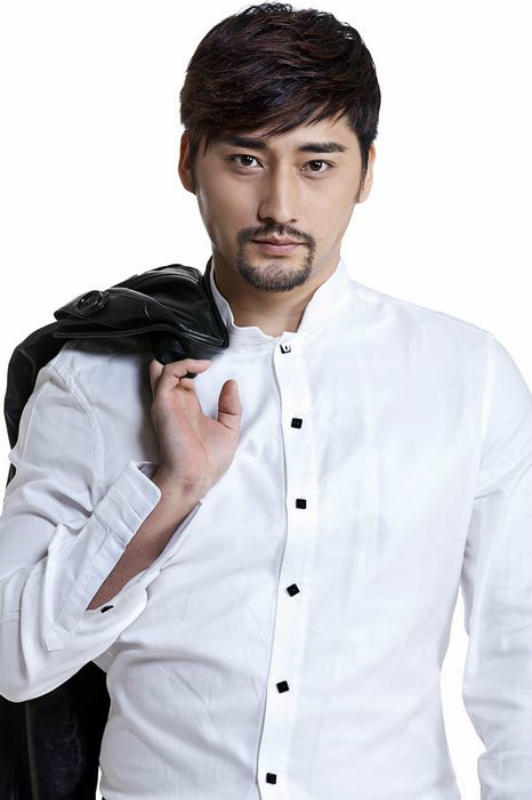 高清:张旭曝时尚写真 胡须造型尽显熟男魅力