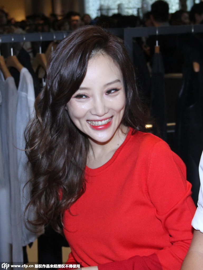 李小璐穿红裙化浓妆现身 脸部没肉表情显僵硬