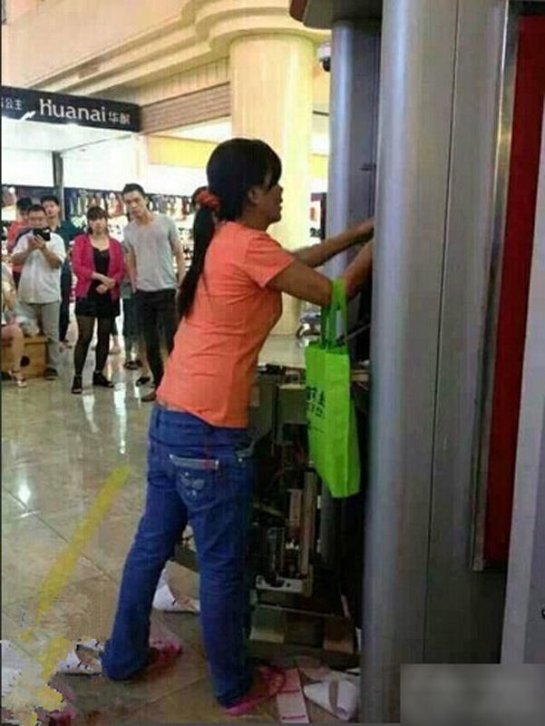 东莞女子因银行卡被吞徒手拆毁ATM机（多图）