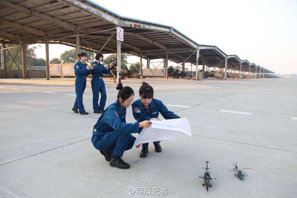 首批武装女飞行员图片_WWW.66152.COM