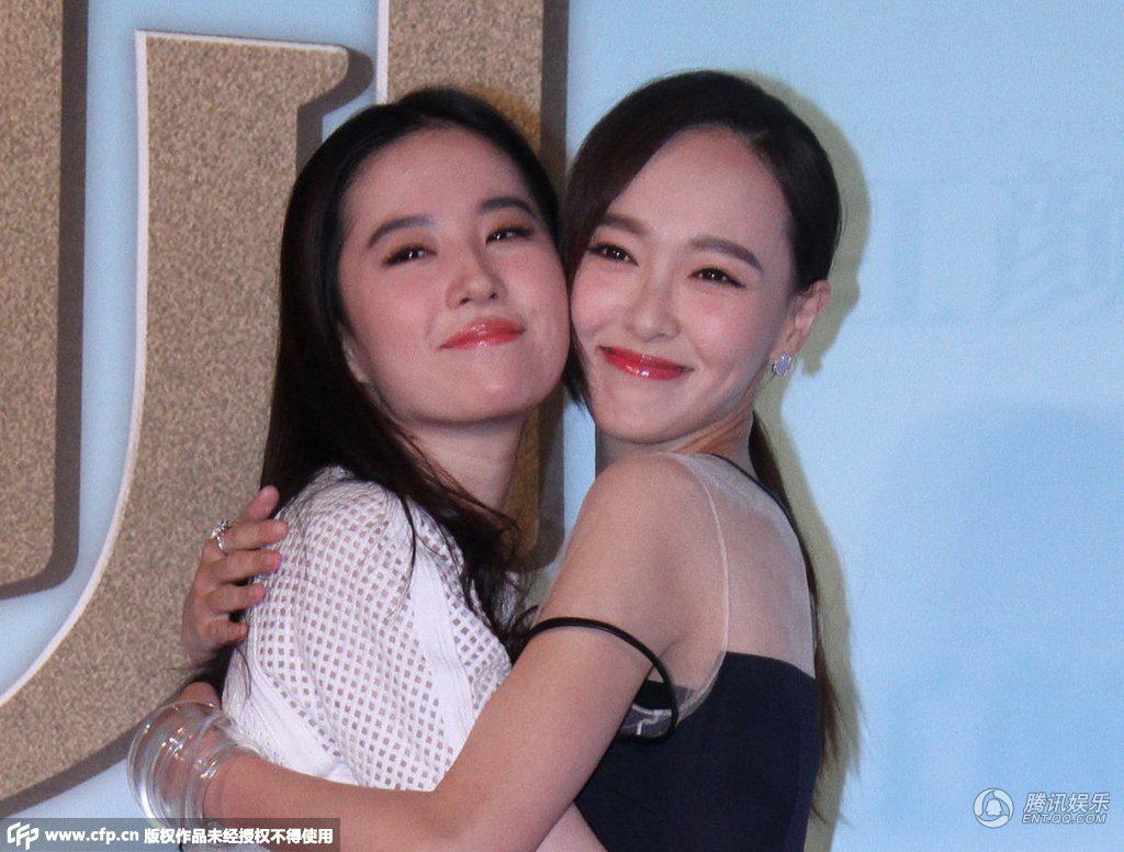 刘亦菲唐嫣拥抱比萌秀闺蜜情 曝因哭戏过多致病