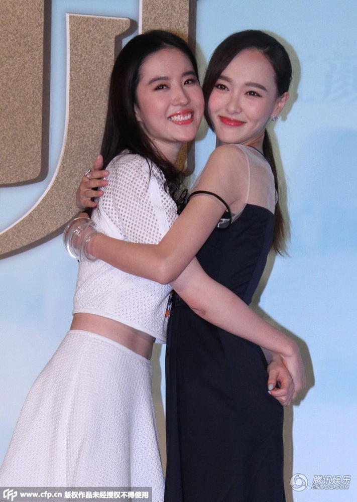 刘亦菲唐嫣拥抱比萌秀闺蜜情 曝因哭戏过多致病