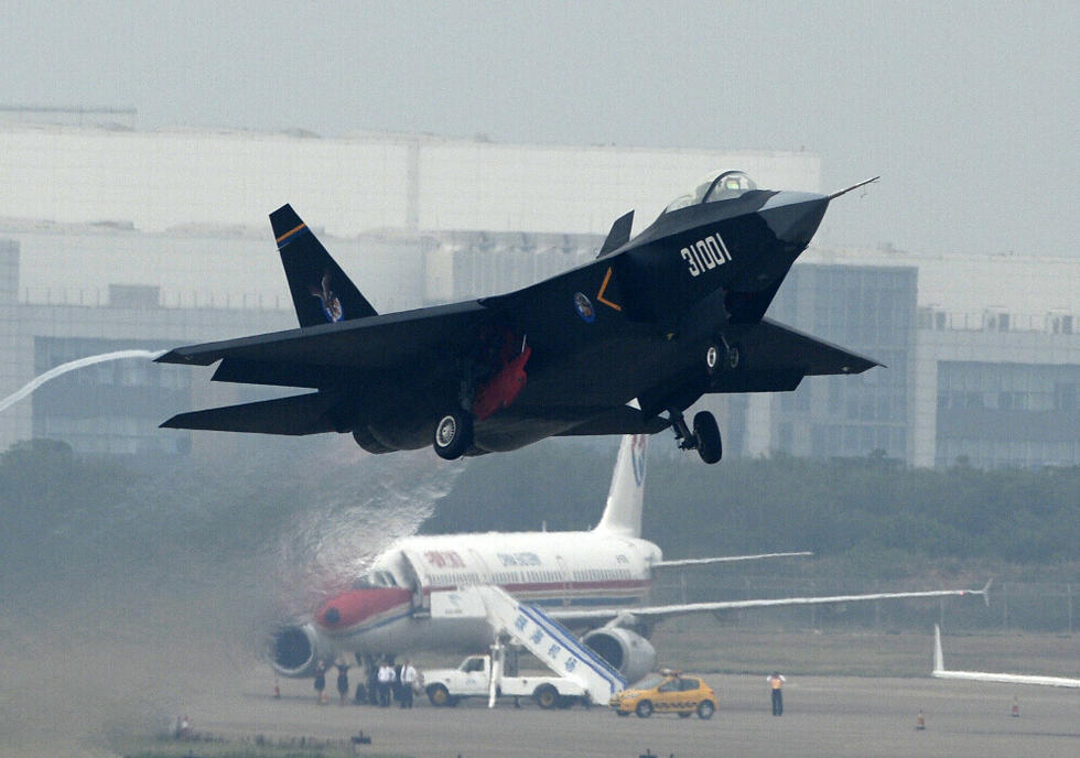 歼31在珠海机场进行首次热身飞行(图)--扬子晚报网