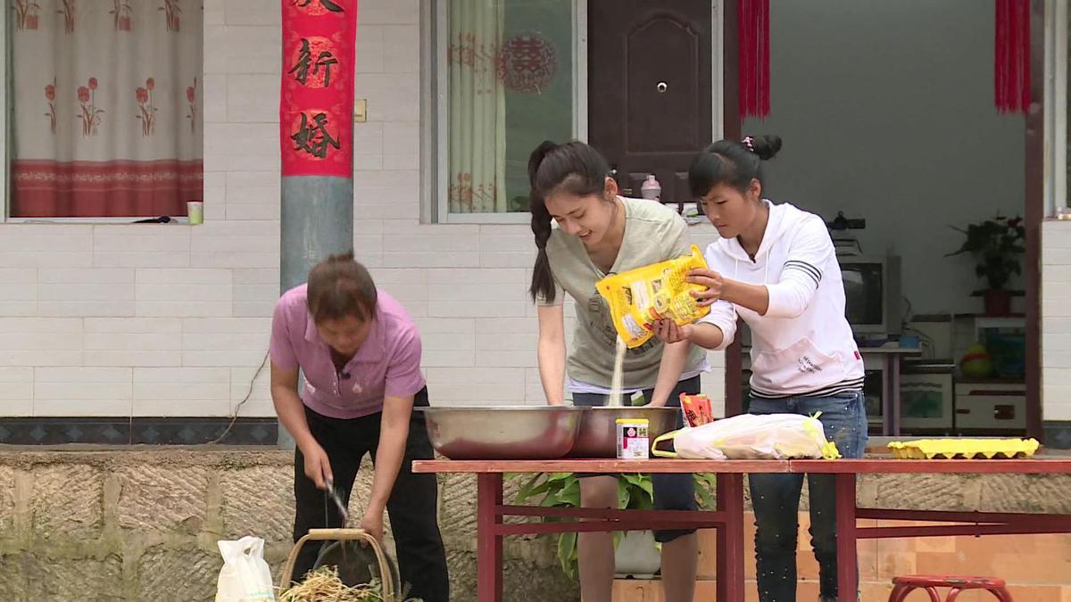 《明星到我家》秋瓷炫变炸鸡女神 张柏芝卖奶茶