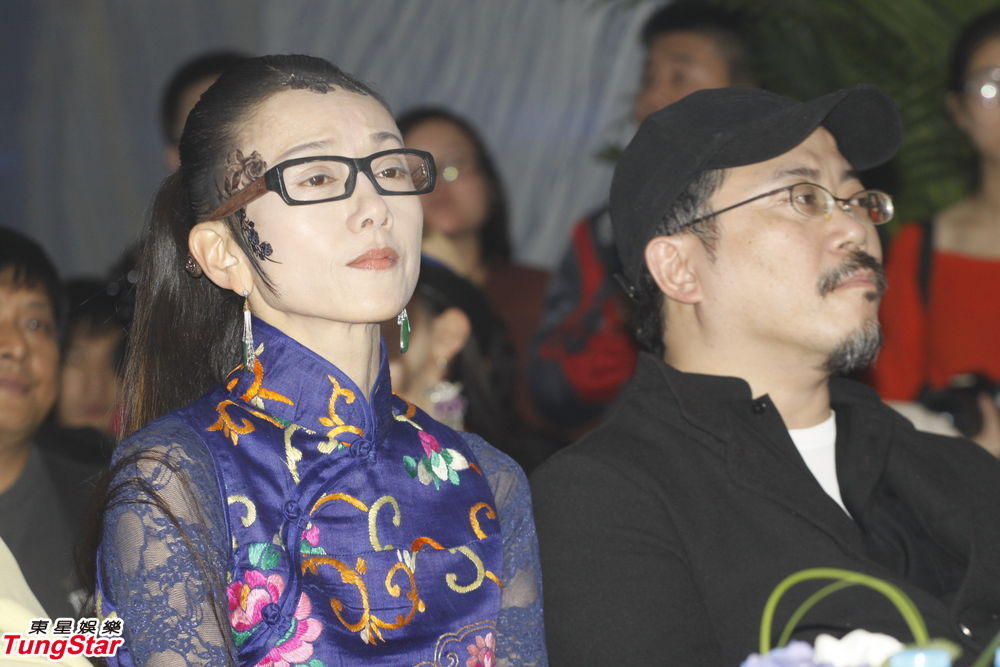 杨丽萍早年杂志写真曝光 浓妆盖不住清纯面庞_娱乐频道_广西电视网