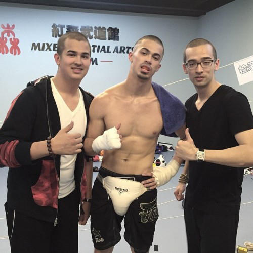 组图:韦唯儿子秀肌肉打拳击 被赞学霸+拳霸-广西新闻网