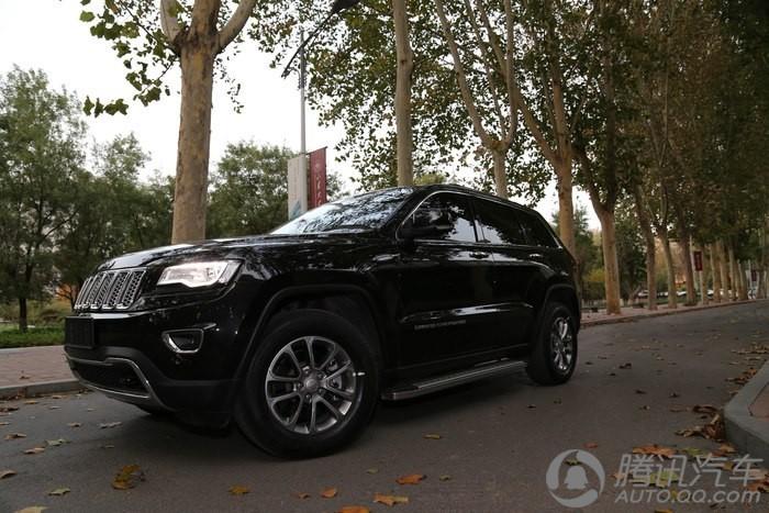 漂亮媳妇拍大片 霸气黑色大切诺基提车感受