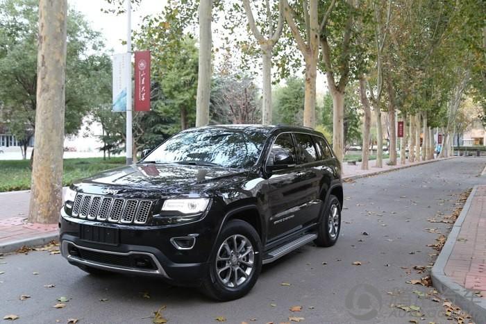 漂亮媳妇拍大片 霸气黑色大切诺基提车感受