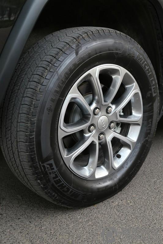 漂亮媳妇拍大片 霸气黑色大切诺基提车感受