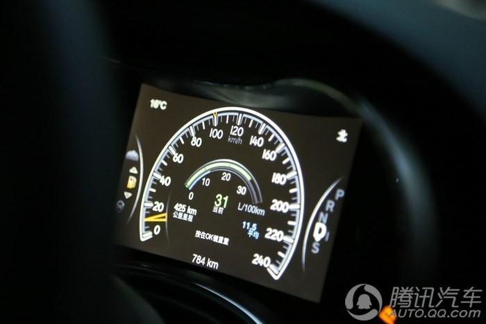 漂亮媳妇拍大片 霸气黑色大切诺基提车感受