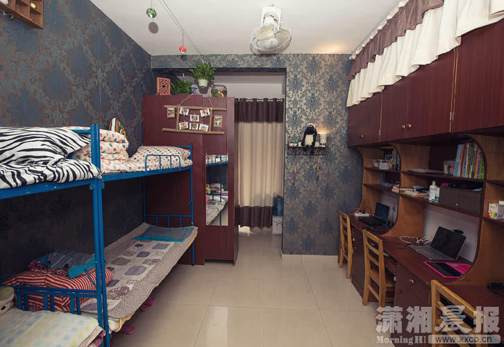 组图:4名<em>大学女生</em>将<em>寝室装修</em>得酷似咖啡厅-广