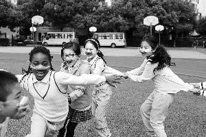 申城空气重度污染 部分学校买鼻罩发给学生防
