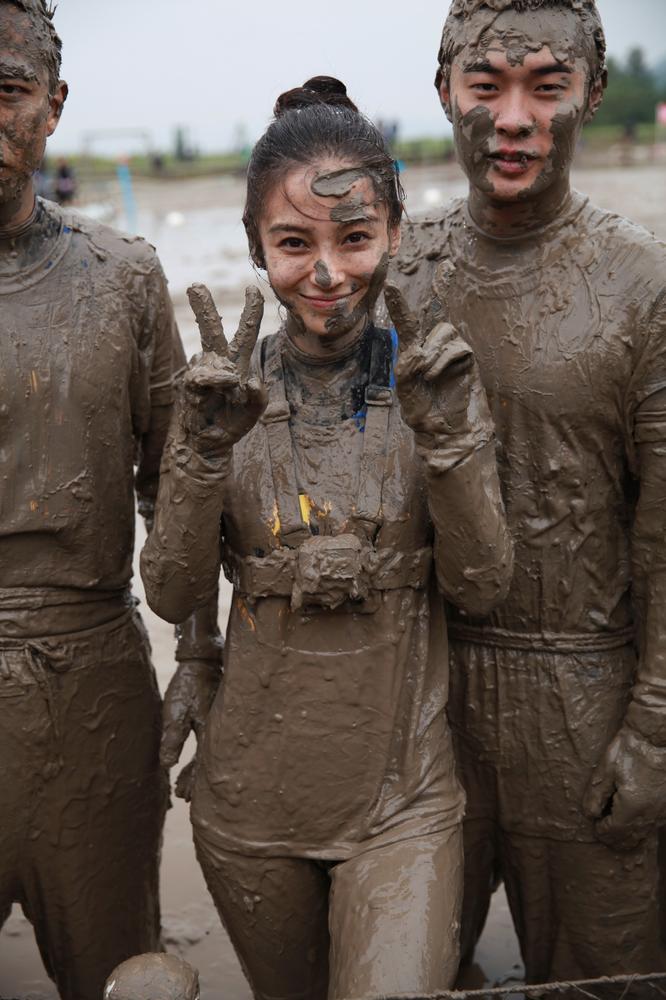 组图:跑男滚泥潭baby被伊一扑倒 邓超海泉厮杀