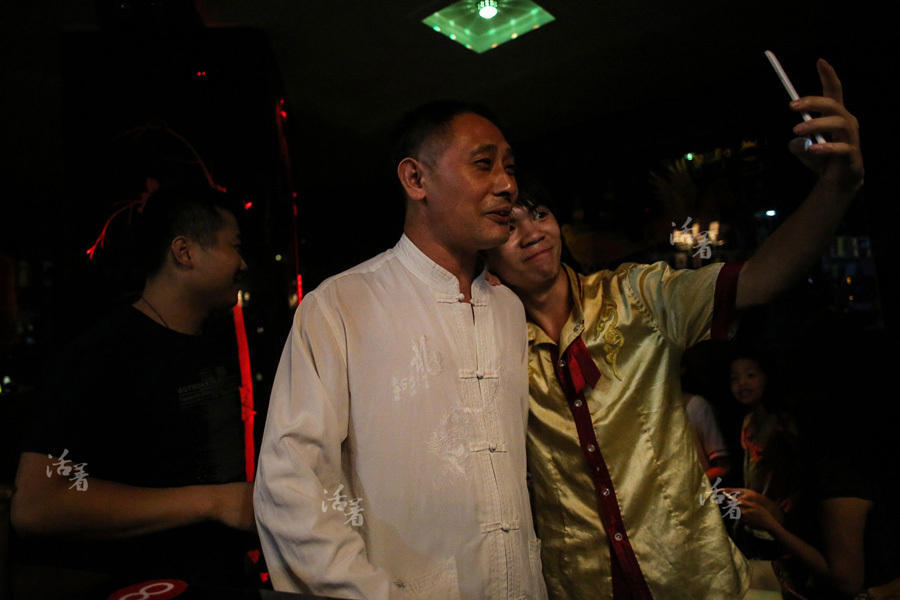 酒吧服务员_酒吧服务员收入(2)