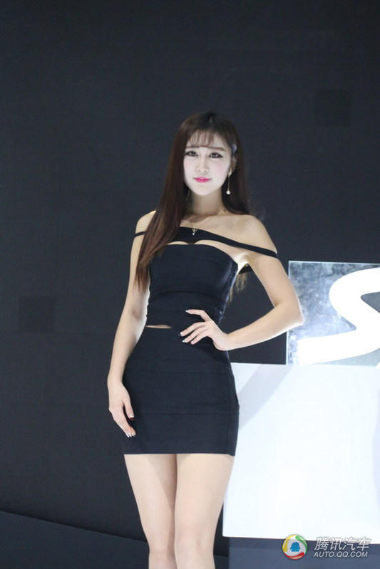 广州车展美女车模现身 挺胸翘臀大秀好身材