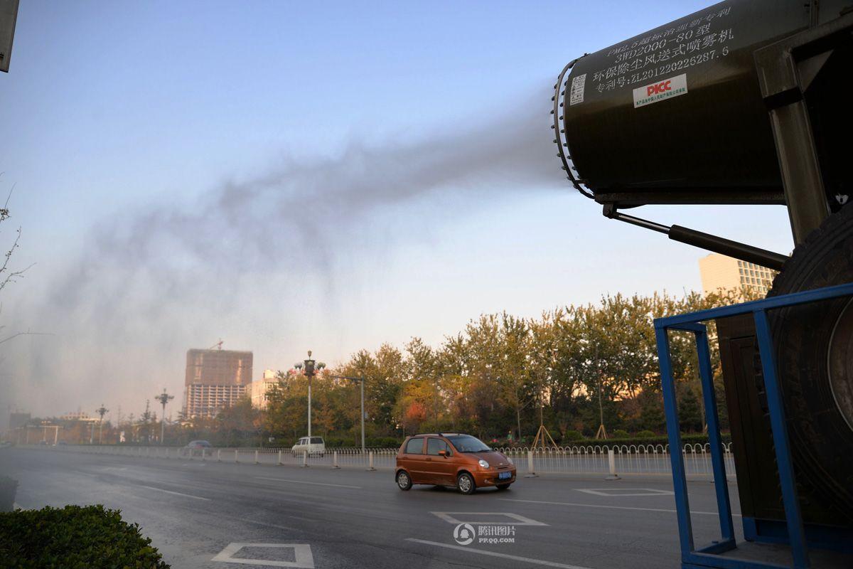 高清:河北邯郸"雾炮车"上街降尘霾